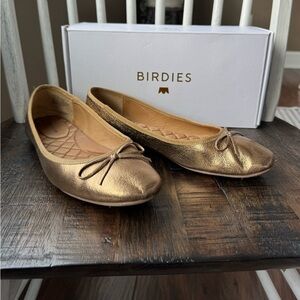 Gently used Birdies - The Hummingbird in vintage gold size 8